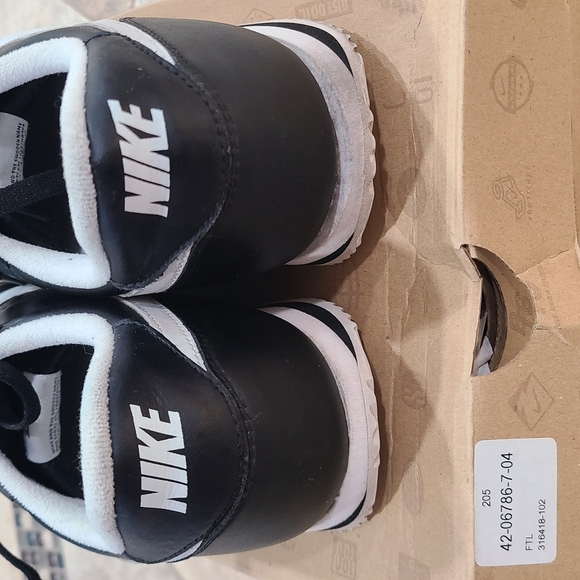 Nike Black and White Sneakers with Leather-like Upper. CORTEZ BASIC LEATHER '06 - Picture 4 of 9